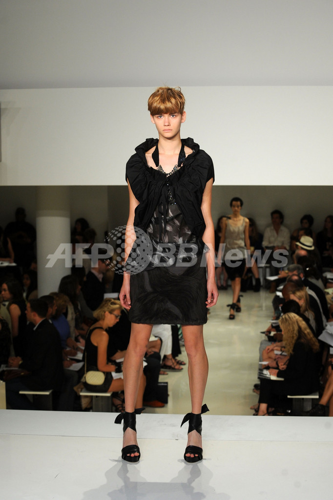 ＜10年春夏ＮＹコレクション＞ヴェラ・ウォン、新作を発表