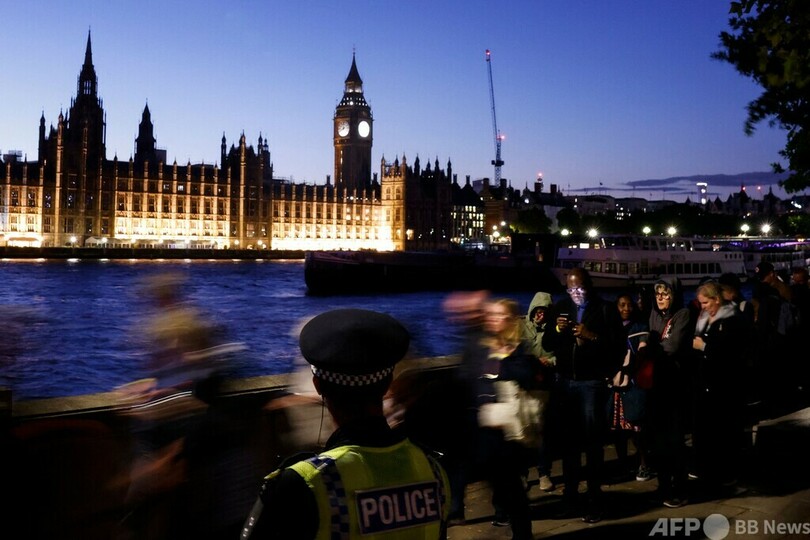 英女王弔問の列、最大24時間待ちに