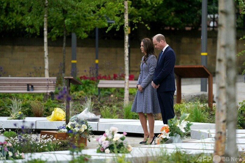 ウィリアム英王子夫妻、自爆攻撃犠牲者の追悼碑除幕式出席