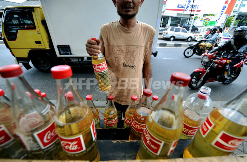 使用済みボトルに入れてガソリン販売、インドネシア