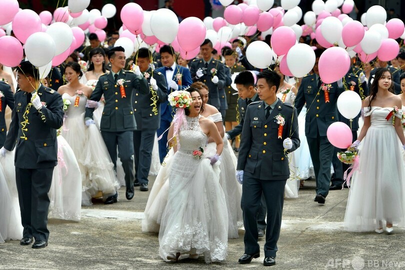 同性カップル、軍の合同結婚式に初参加 台湾