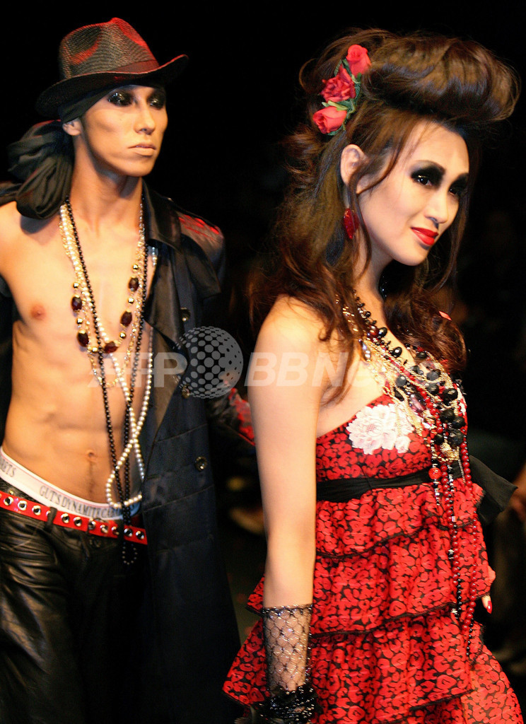 ＜08年春夏東京コレクション＞ガッツ ダイナマイト キャバレーズ、新作を発表