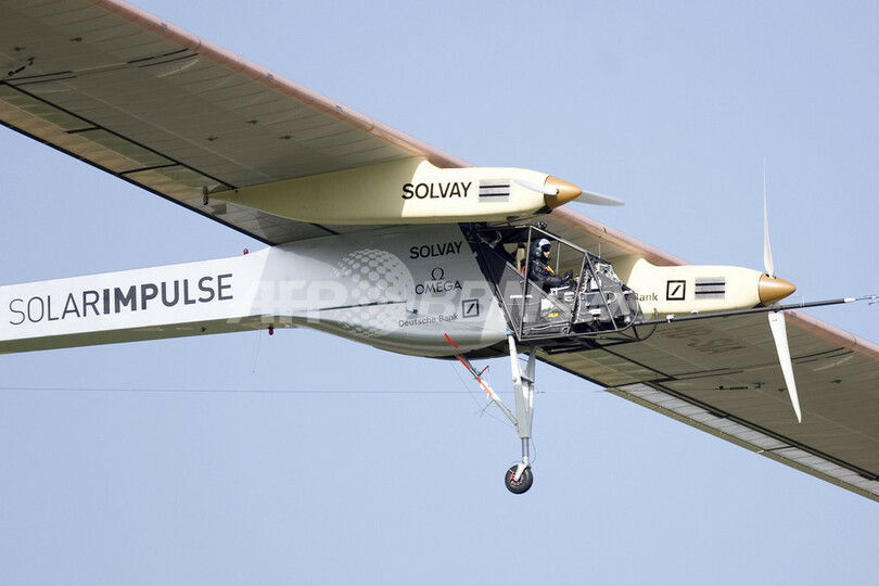 スイスのソーラー飛行機、高度1200メートル達成 世界一周に弾み