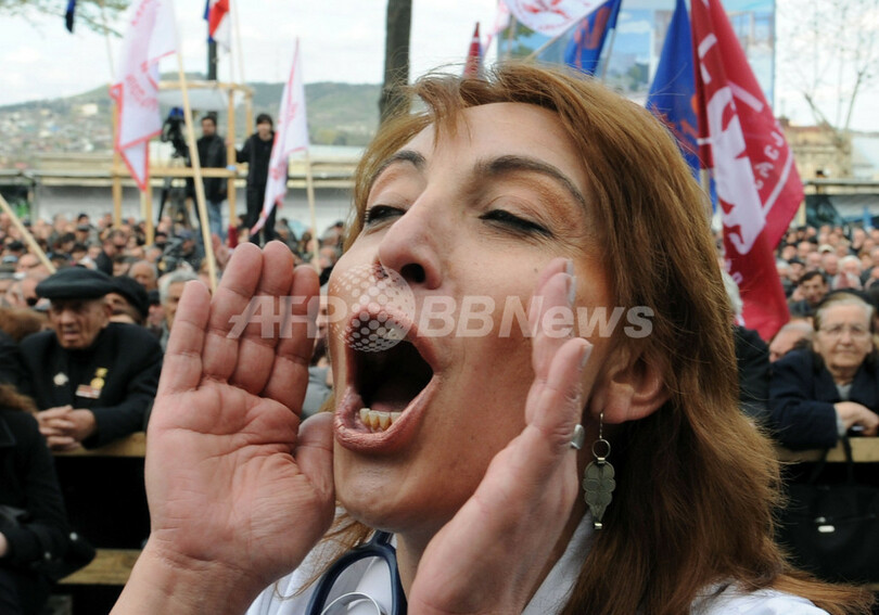 大統領の辞任求め大規模デモ続く グルジア・トビリシ