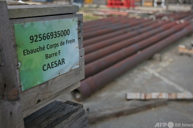 ウクライナに供与のカエサル榴弾砲、砲身の製造現場 仏