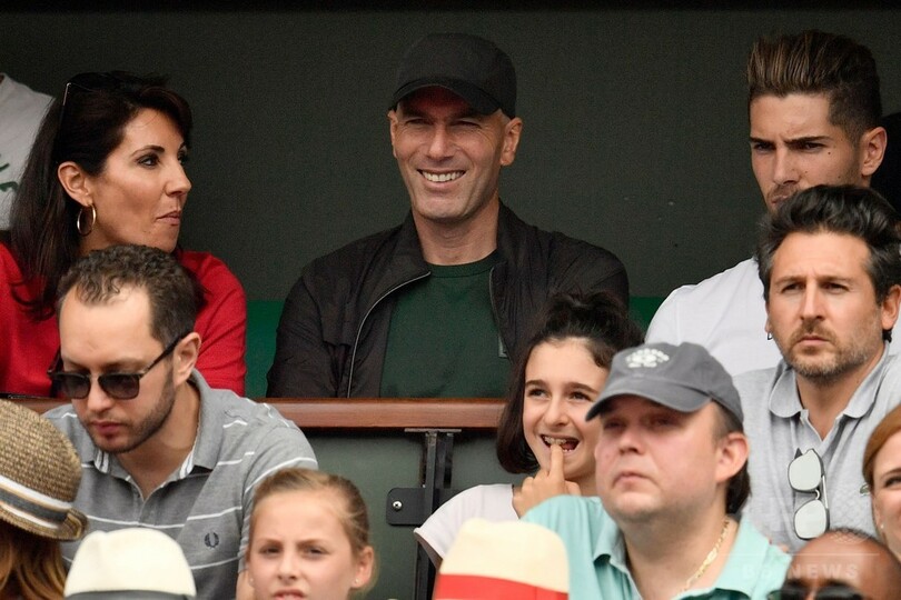 元フランス代表ジダン氏、家族と一緒に全仏男子シングルス決勝を観戦