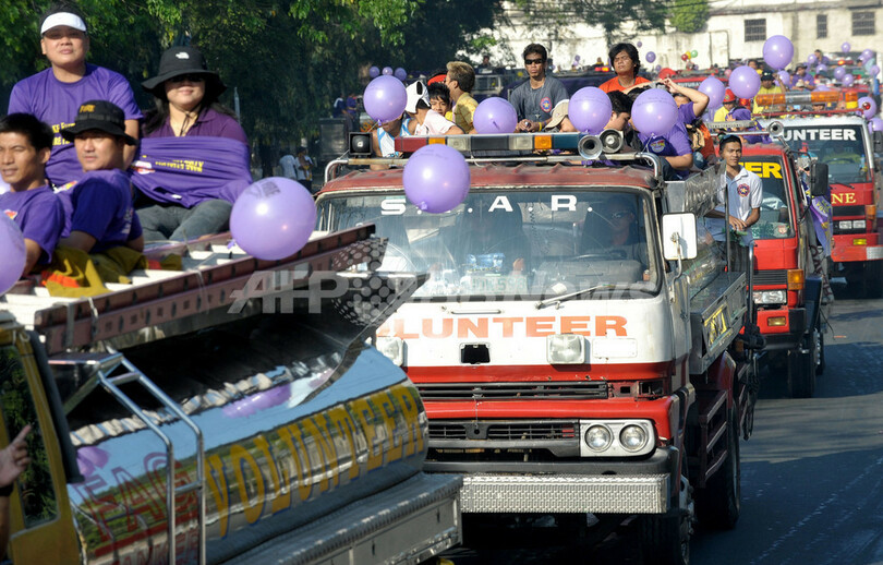 消防・救急車両100台が大集合、フィリピン式「火の用心」パトロール