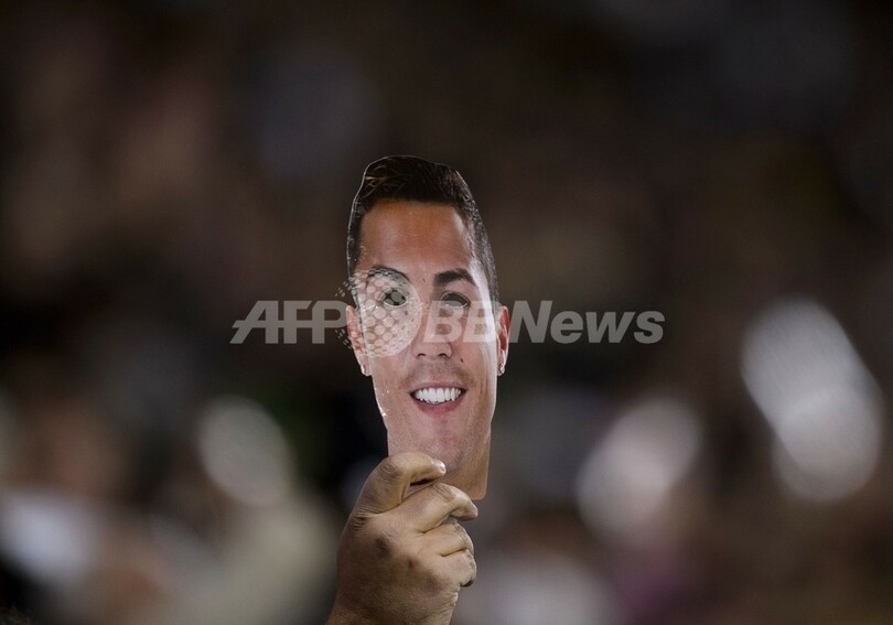 レアルファン、ロナウドのお面でバロンドール獲得を後押し