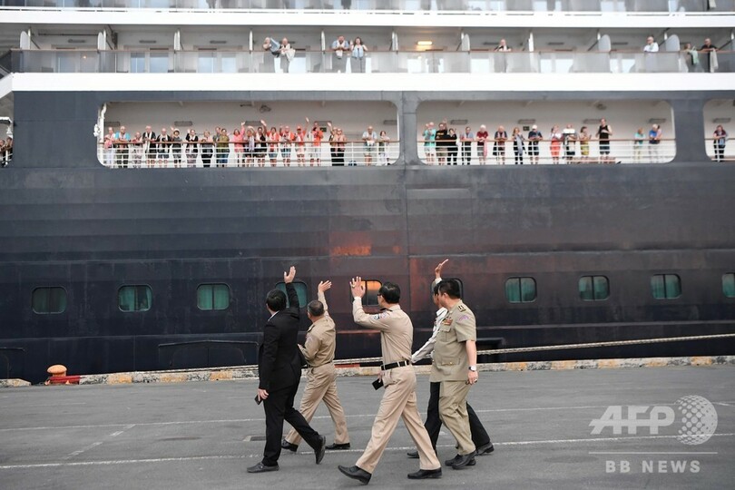 日本が拒否のクルーズ船、カンボジアで下船開始 「人権に配慮」とフン・セン首相