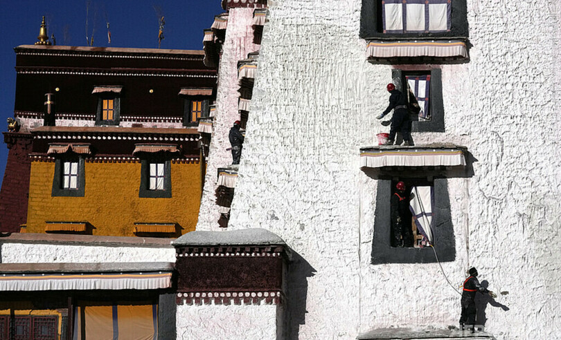 中国チベット自治区 ポタラ宮の年次塗装シーズンがスタート