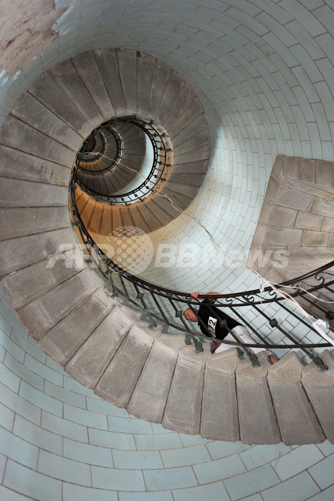 走りながら目が回る？灯台の階段を駆け上るレース開催