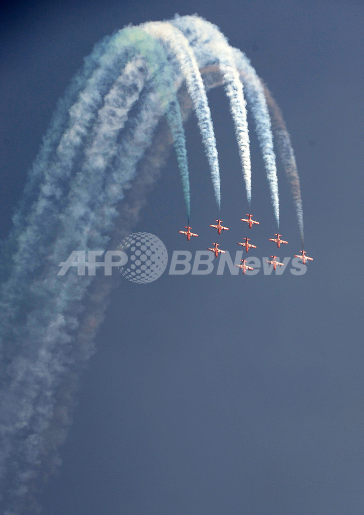 インド空軍創設記念パレード、国旗色の飛行機雲でお祝い
