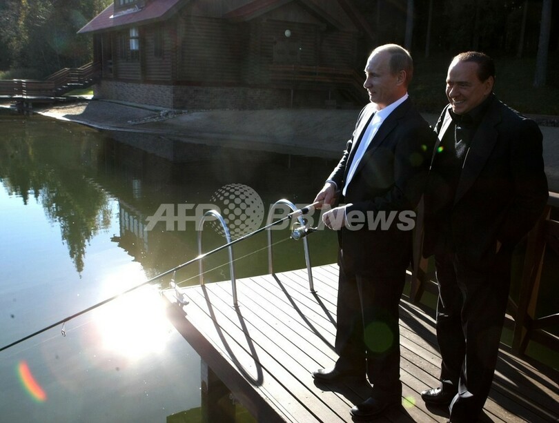 会談の合間に息抜き？露・伊首相が仲良く釣りに