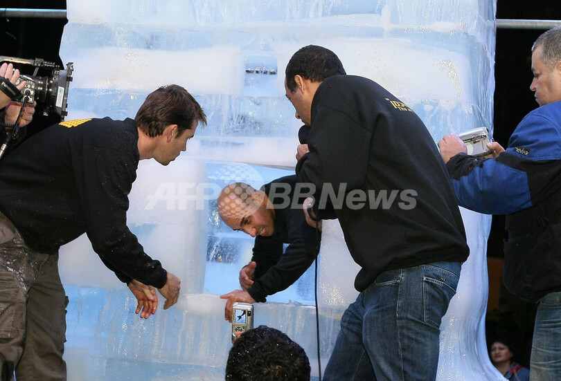 氷の部屋に66時間、ギネス記録達成 イスラエル