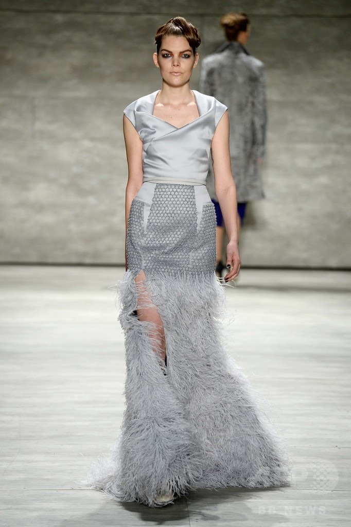 色とりどりのファーコートとドレス、「ビブー・モハパトラ」15/16年秋冬