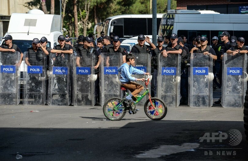 トルコ、新たに政府職員1万人余を粛清 メディア閉鎖や大学介入も