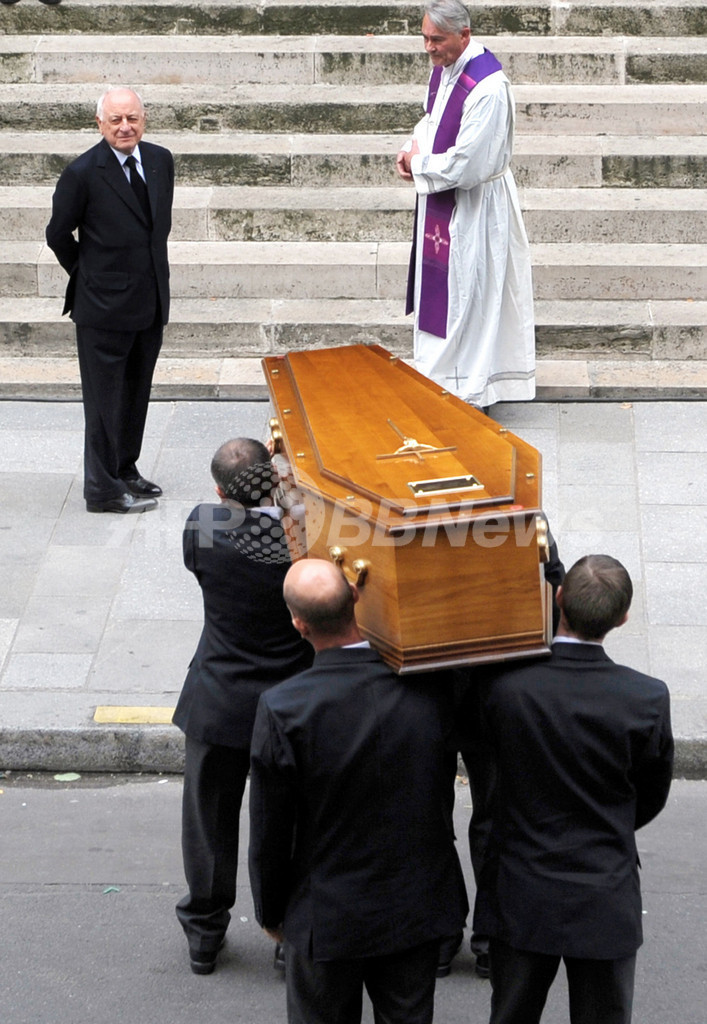 イヴ・サンローラン氏の葬儀、サルコジ仏大統領ら著名人が出席