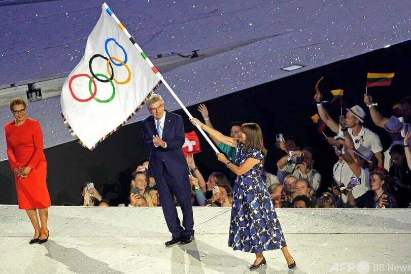 五輪旗がパリからロサンゼルスへ、LA市長に引継ぎ