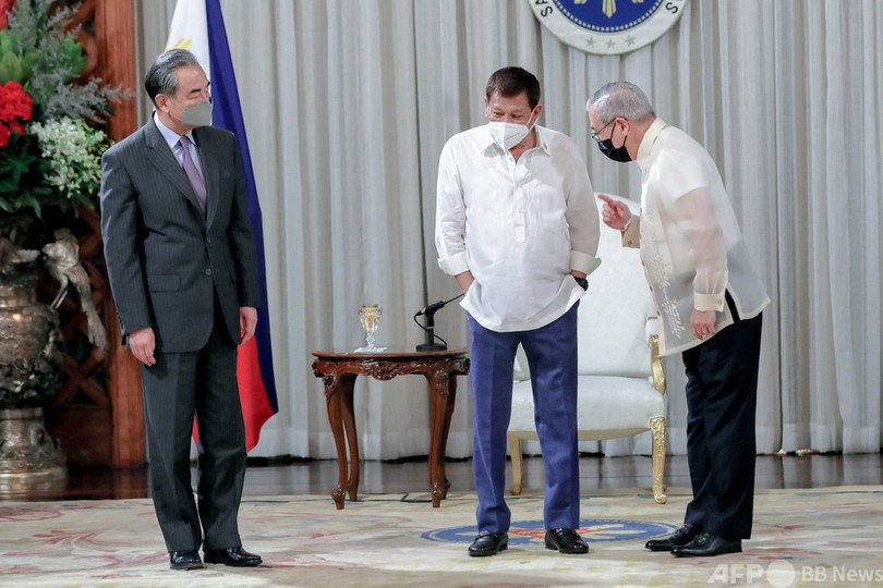 フィリピン外相、南シナ海係争海域の中国船団に悪態 「うせやがれ」