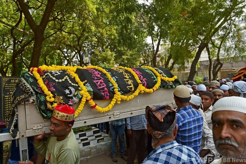 あまりに死者が多く埋葬に列 インド橋崩落事故