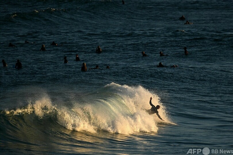 ビーチに出現の「謎の黒い球体」、正体はタールボール 豪シドニー
