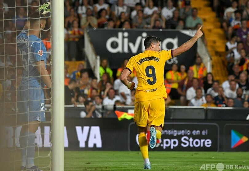 フリック新体制のバルサが白星発進 レワンドフスキ2発