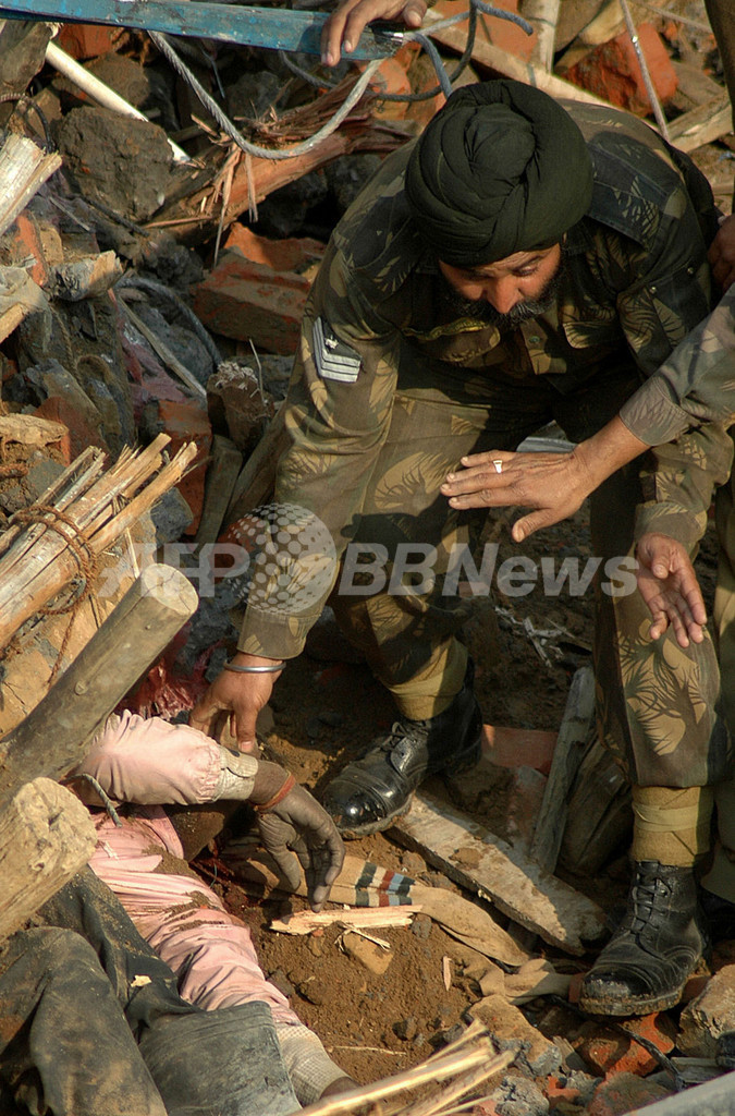 建設中のビルが倒壊、11人以上死亡 - インド