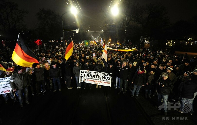 反移民デモ台頭で溝深まるドイツ、名所で「抗議の消灯」も