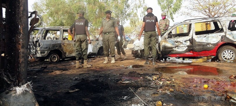 ナイジェリア大統領、住民虐殺の町を訪問 爆破相次ぎ35人死亡