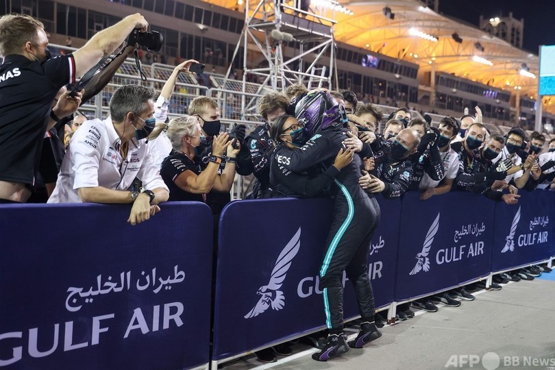 ハミルトンが開幕戦バーレーンGP優勝 フェルスタッペンとの激戦制す 