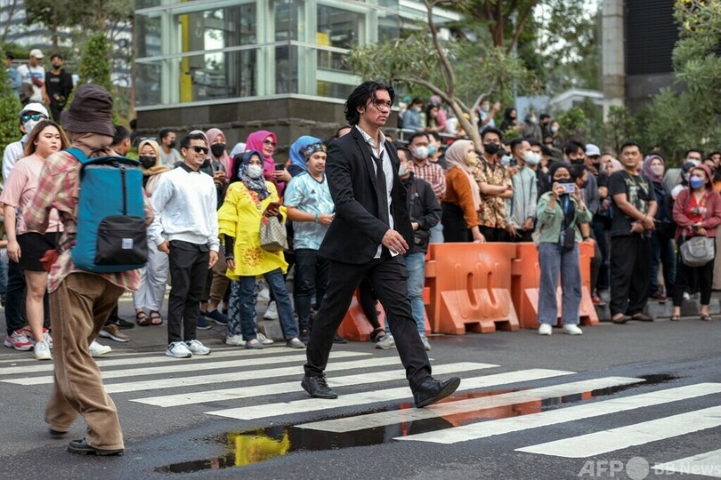 ジャカルタの歩道でファッションショー 若者の自己表現の場に