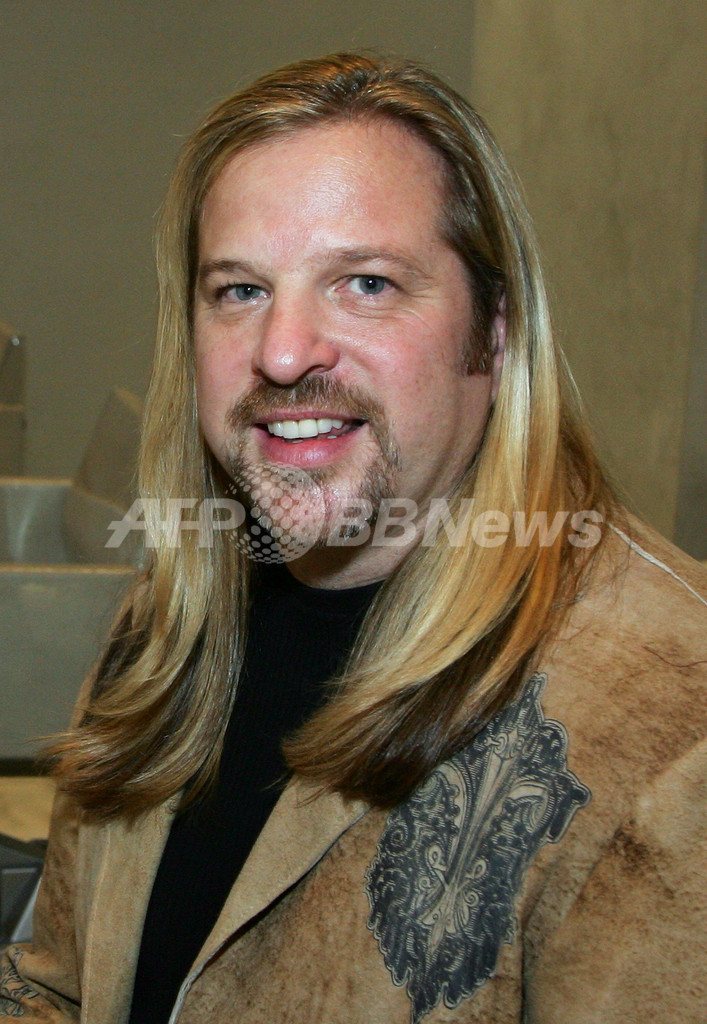 ヒルトン姉妹 カラーサロン「Color」のオープニングイベントに登場