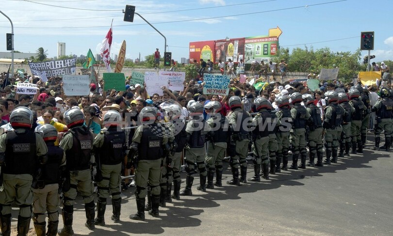 コンフェデ杯会場近くで再び衝突、デモ対応に精鋭部隊投入も ブラジル