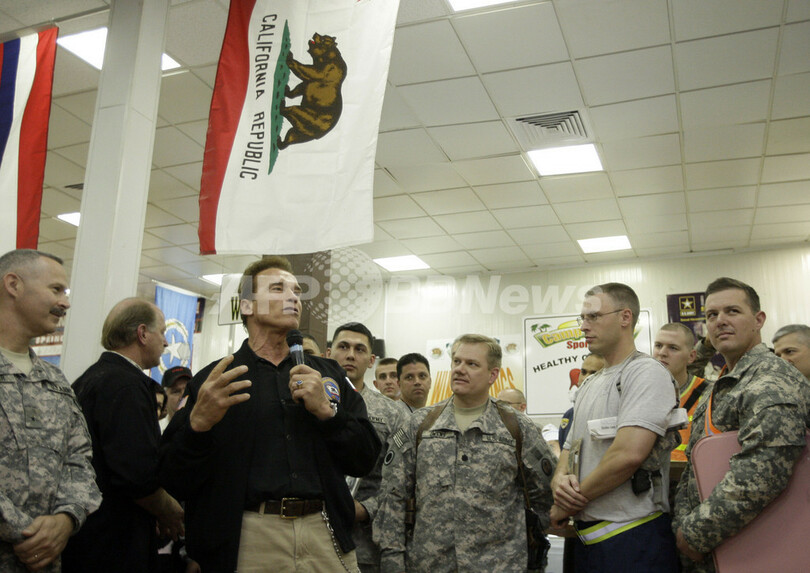 シュワ知事、バグダッド郊外の米軍基地を電撃訪問 米兵にも大人気