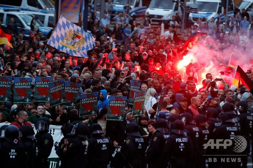 ドイツで極右が大規模集会、「カウンター」とにらみ合い 殺人事件に反発