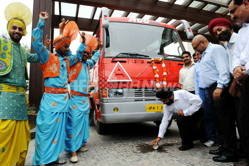 地元の歌と踊りで住宅建設技術指導事業の開始を応援 インド