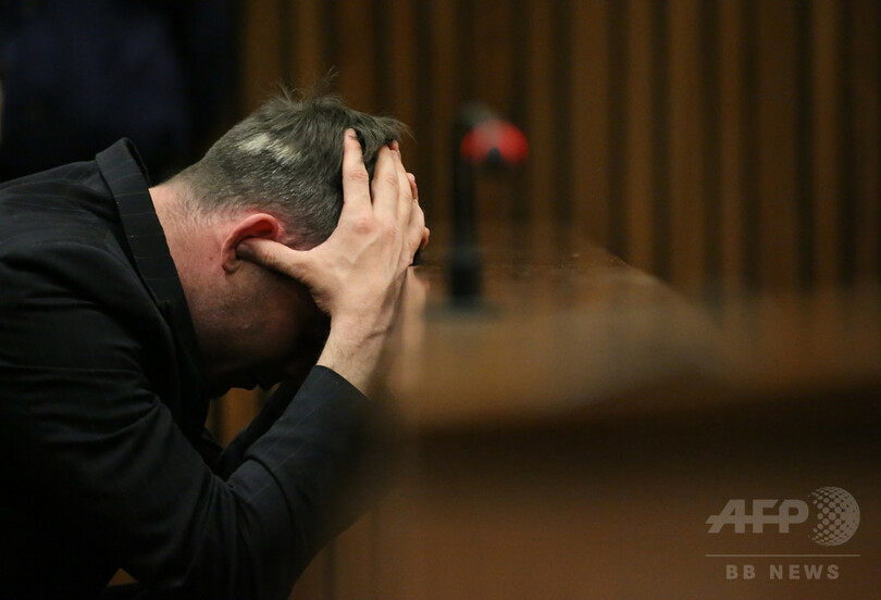 義足ランナー・ピストリウス被告、法廷を義足なしで歩く