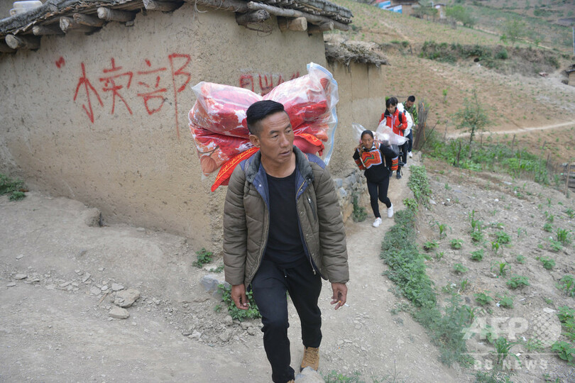 断崖の貧困村に村人が別れ、大きな街に移住 中国・四川