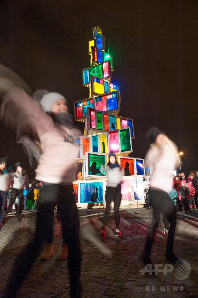 古い家の窓枠を再利用、クリスマスツリー点灯 エストニア