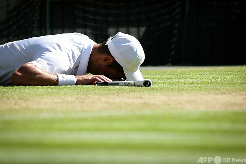 ジョコビッチ、逆転勝ちでキリオスとの決勝進出 ウィンブルドン