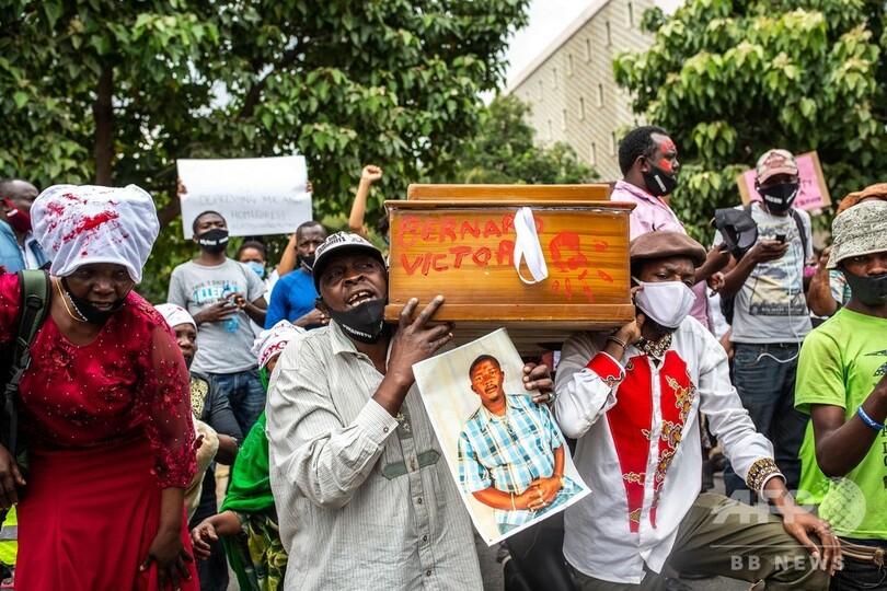 バイクで女性引きずり、むちで打つ ケニア警察官3人逮捕