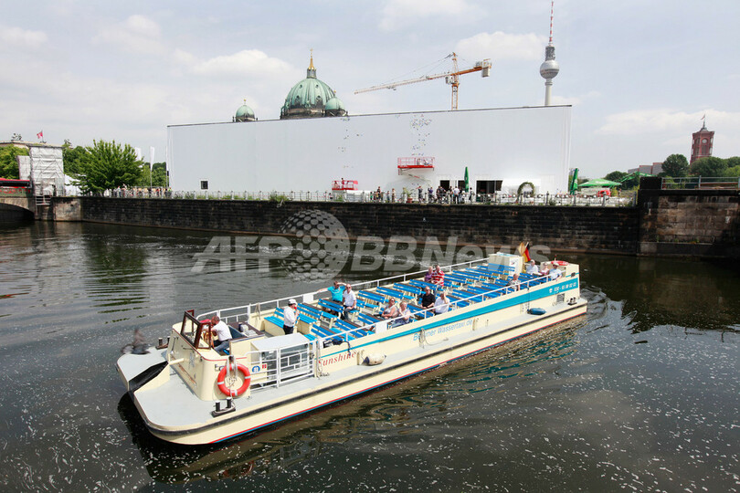 壁一面にステッカー、ドイツのアートプロジェクト