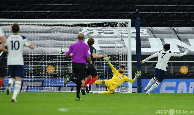 スパーズがリーグ杯決勝進出、モウ監督「今は忘れよう」