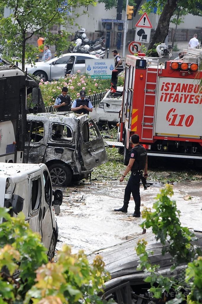 イスタンブールで爆弾攻撃、11人死亡36人負傷 警察バス狙う
