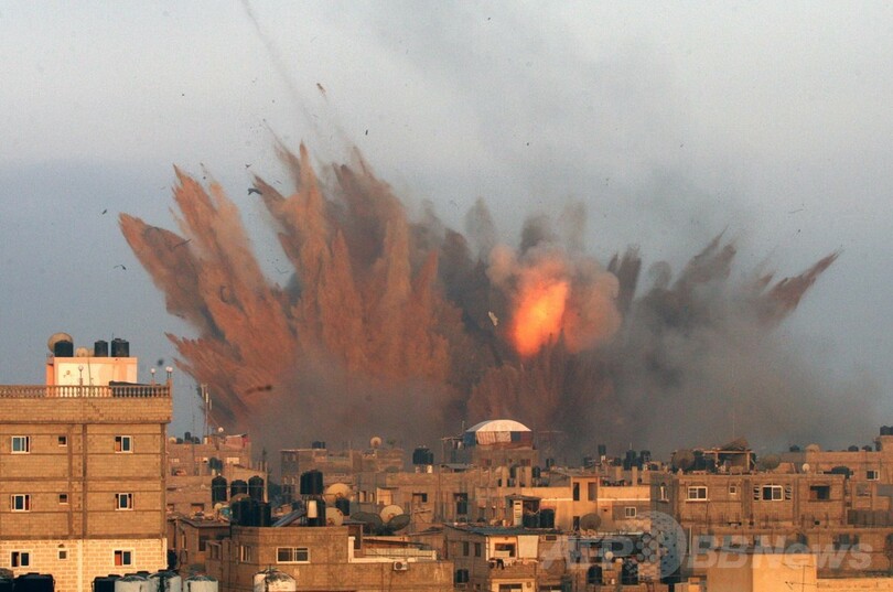 イスラエル軍、ガザへの空爆を続行 死者100人に