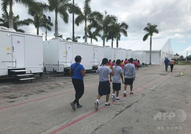 親から引き離され保護施設で暮らす移民の子どもたち、米国