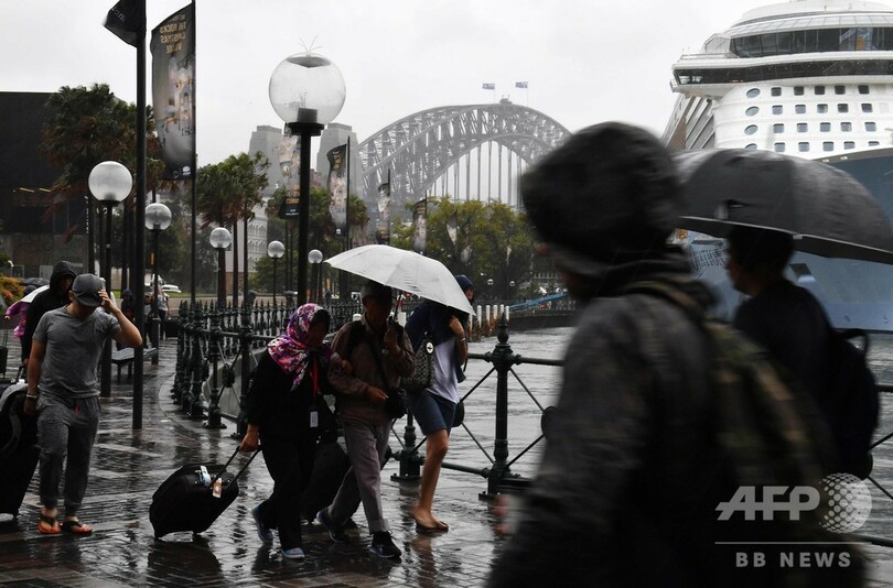 豪シドニーで激しい暴風雨、数時間で1か月分の雨 交通大混乱