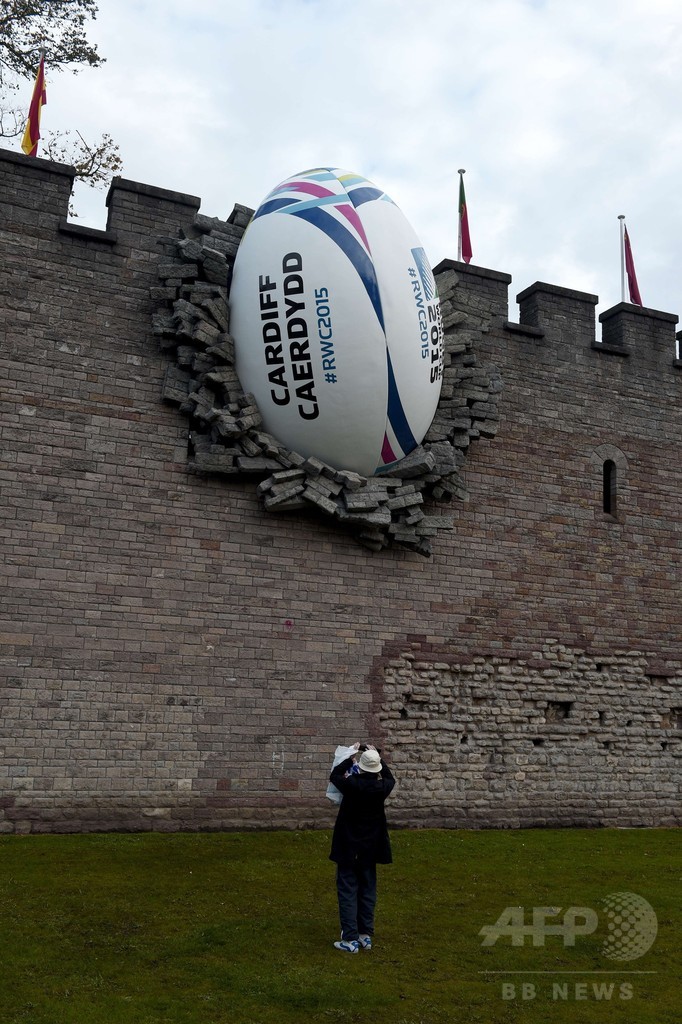 城壁にめり込む巨大ラグビーボール、英