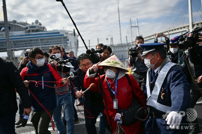 クルーズ船、乗客の下船始まるも新たに79人の感染判明