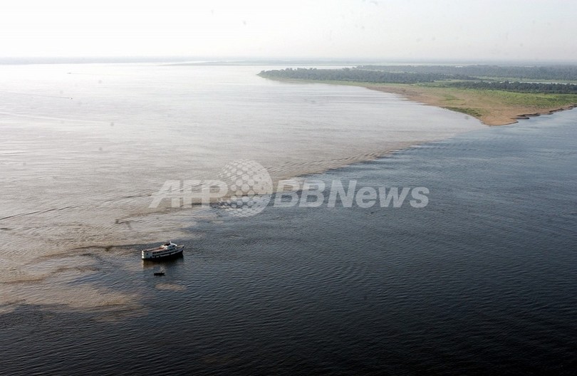 アマゾン川の地下深くに地底河川 アマゾン川の地下深くに地底河川